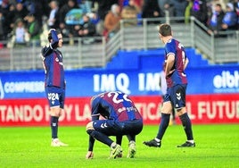 Los jugadores del Eibar se lamentan sobre el césped tras la derrota de su equipo el domingo en Ipurua.