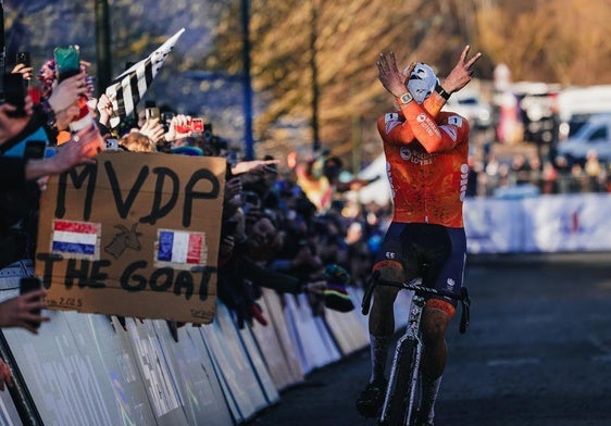 Van der Poel señala con los dedos los siete títulos mundiales de ciclo-cross que suma, igualando el récord de Eric de Vlaeminck.