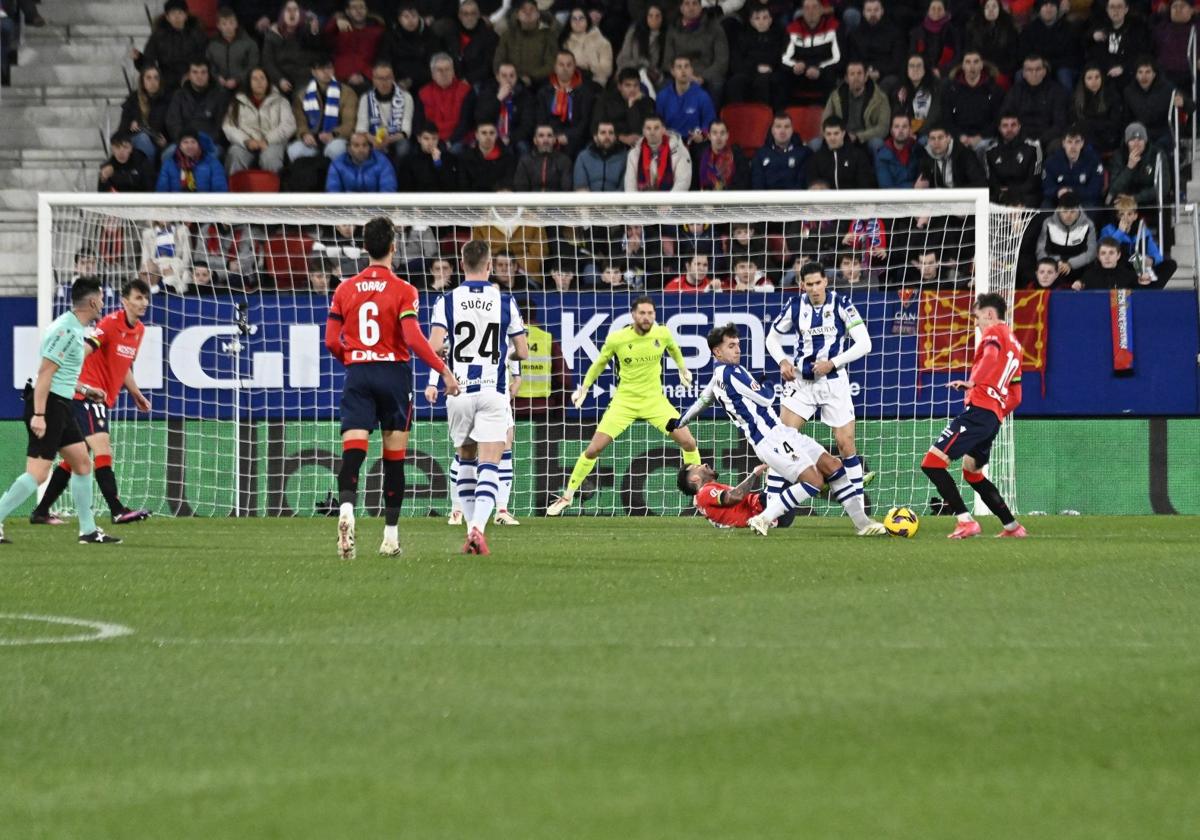 Zubimendi pugna con Oroz por hacerse con el balón en el partido disputado en El Sadar de Pamplona