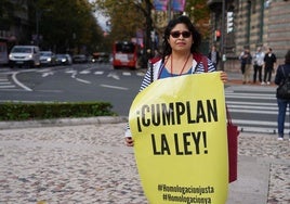 Una sanitaria, en una manifestación en Bilbao.