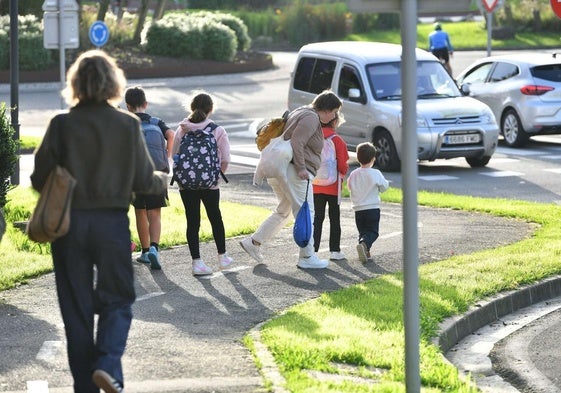 Niños y jóvenes caminando en Astigarraga.