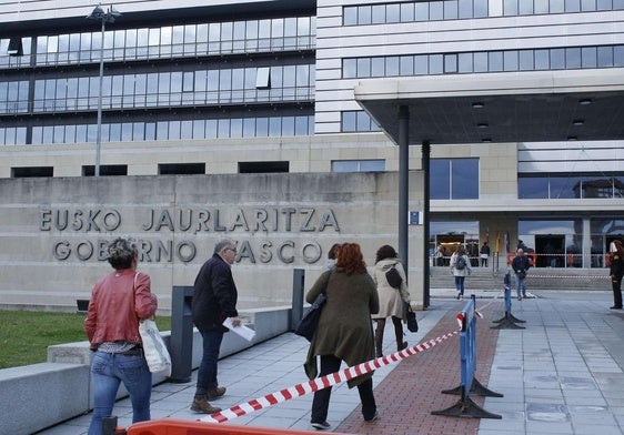 Trabajadores entran a la sede del Gobierno Vasco en Lakua