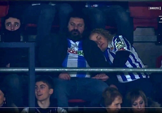 Dos aficionados de la Real echando una pequeña siesta en El Sadar