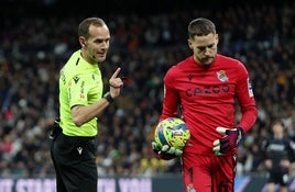 Melero López da órdenes a Álex Remiro durante un partido de la Real