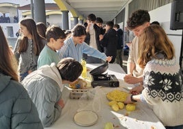 Los alumnos participando en el concurso de tortillas.