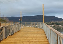 Alfonso y su perro 'Yumbo' fueron los primeros en recorrer la nueva pasarela cuando se abrió al público tras el acto oficial.