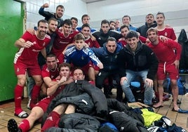 Los jugadores del División de Honor Regional del Oiartzun festejando su última victoria en el vestuario.