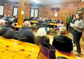 Reunión entre el Ayuntamiento y baserritarras, vecinos y cazadores, celebrada en la sociedad Alkartasuna.