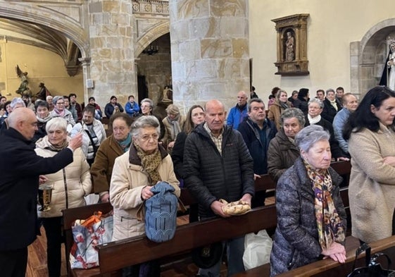 Bixente Kortabarria llevó a cabo la bendición este lunes, en la parroquia.