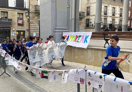 Los alumnos también participaron en el Cross Solidario alrededor de la Plaza Mayor.