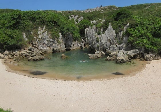 La vista de la playa de Gulpiyuri en Asturias.