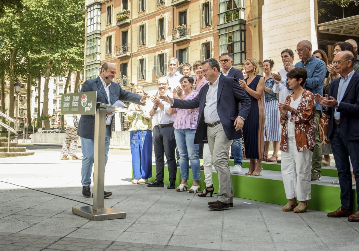 Andoni Ortuzar y Aitor Esteban, en un acto electoral en 2023.