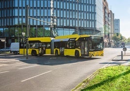 Autobús articulado Urbino de 18 metros de CAF Solaris.