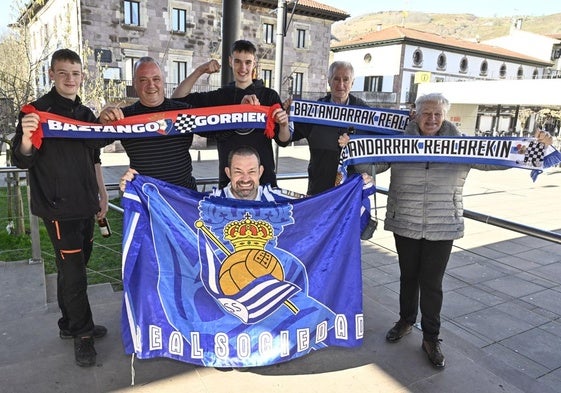 Aficionados de Osasuna de 'Baztango Gorriek' y miembros de la peña 'Baztandarrak Realarekin' posan en la Plaza de los Fueros.