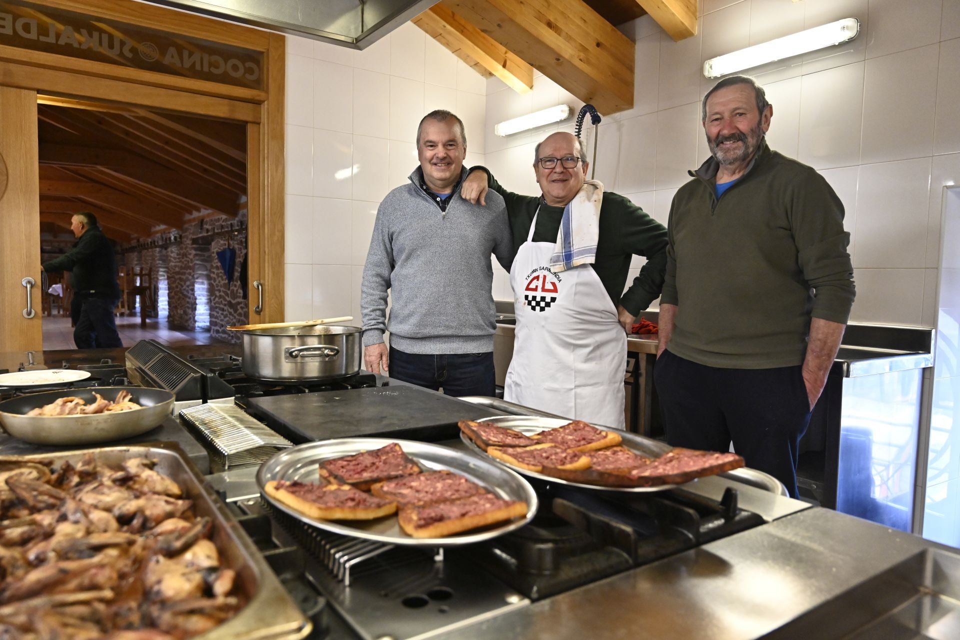 Juan Peio Arrastoa, Txomin Garmendia y Juan Ignacio Amiano en la sociedad Casino de Elizondo.