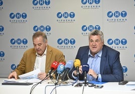 Kino Martínez (secretario general) y Mikel Ubarrechena (presidente), durante la rueda de prensa de la Asociación de Empresarios de Hostelería de Gipuzkoa