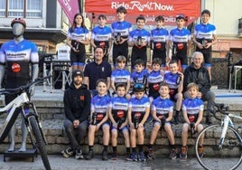 Los jóvenes ciclistas de la SDC Zarauztarra en la presentación en Lege Zaharren enparantza el pasado domingo.