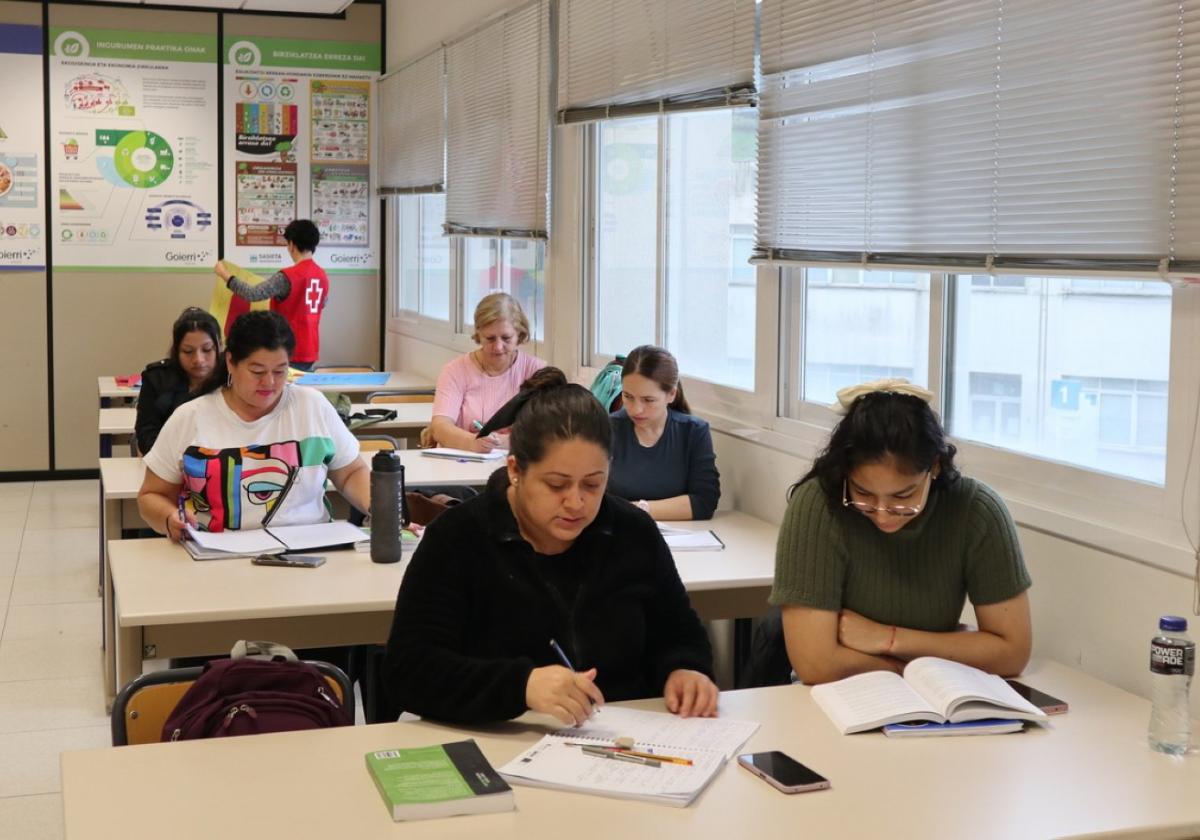 Participantes del plan de formación e inclusión laboral durante una sesión.