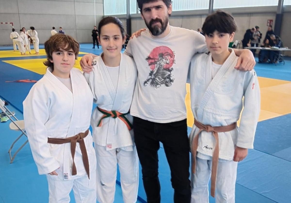 Hegoi Esteban con sus alumnos en el torneo de Urnieta.