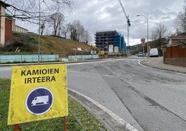 Imagen actual del edificio de viviendas que se está construyendo en el solar junto a la rotonda de Paper Kalea.