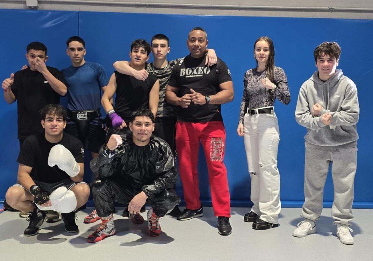 Rubén Arredondo junto a los ocho alumnos del club, en el intergym de Gasteiz.