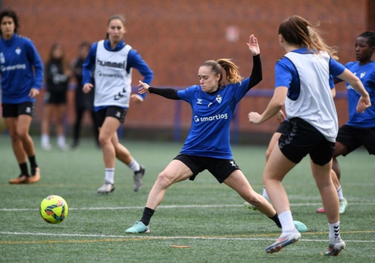 Las jugadoras del Eibar durante un entrenamiento en Unbe.