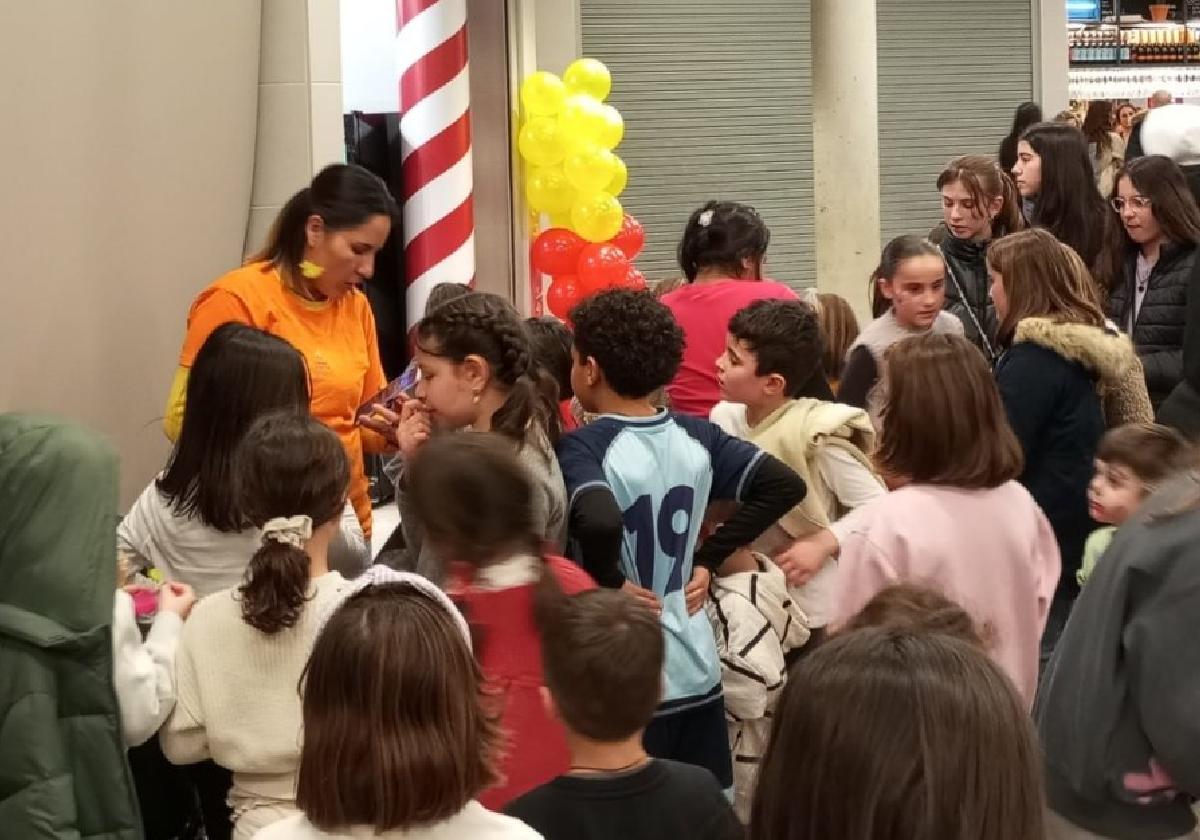 La Plaza del Mercado de Errebal se ha convertido, los fines de semana, en un espacio de juegos y ocio, gracias a la apertura de negocios.