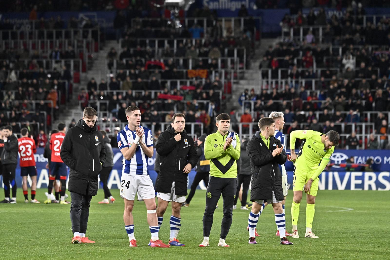 Seguidores de la Real Sociedad y de Osasuna agradecen a los seguidores su apoyo durante el derbi