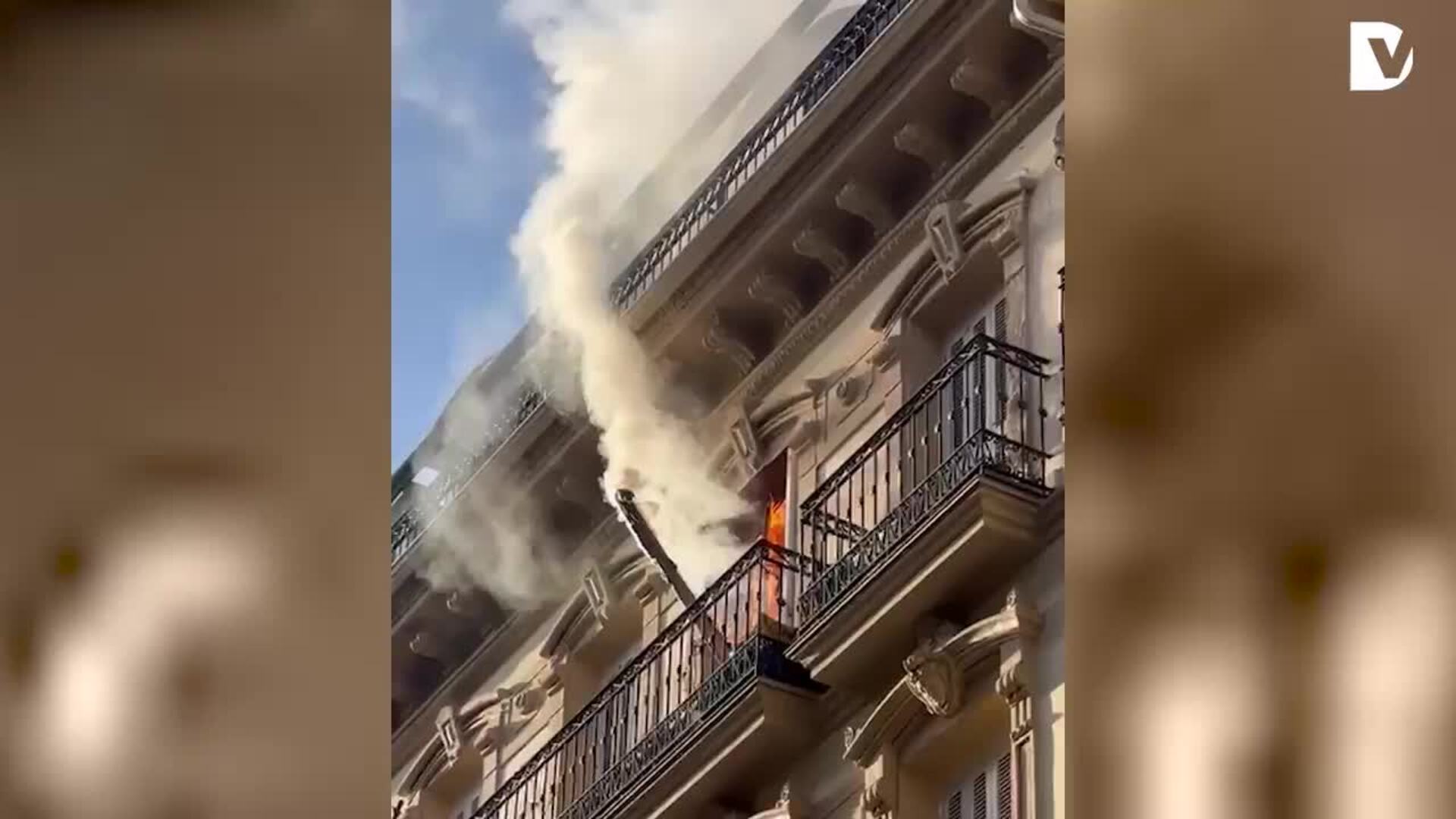 Vídeo del incendio en una vivienda en pleno Centro de San Sebastián