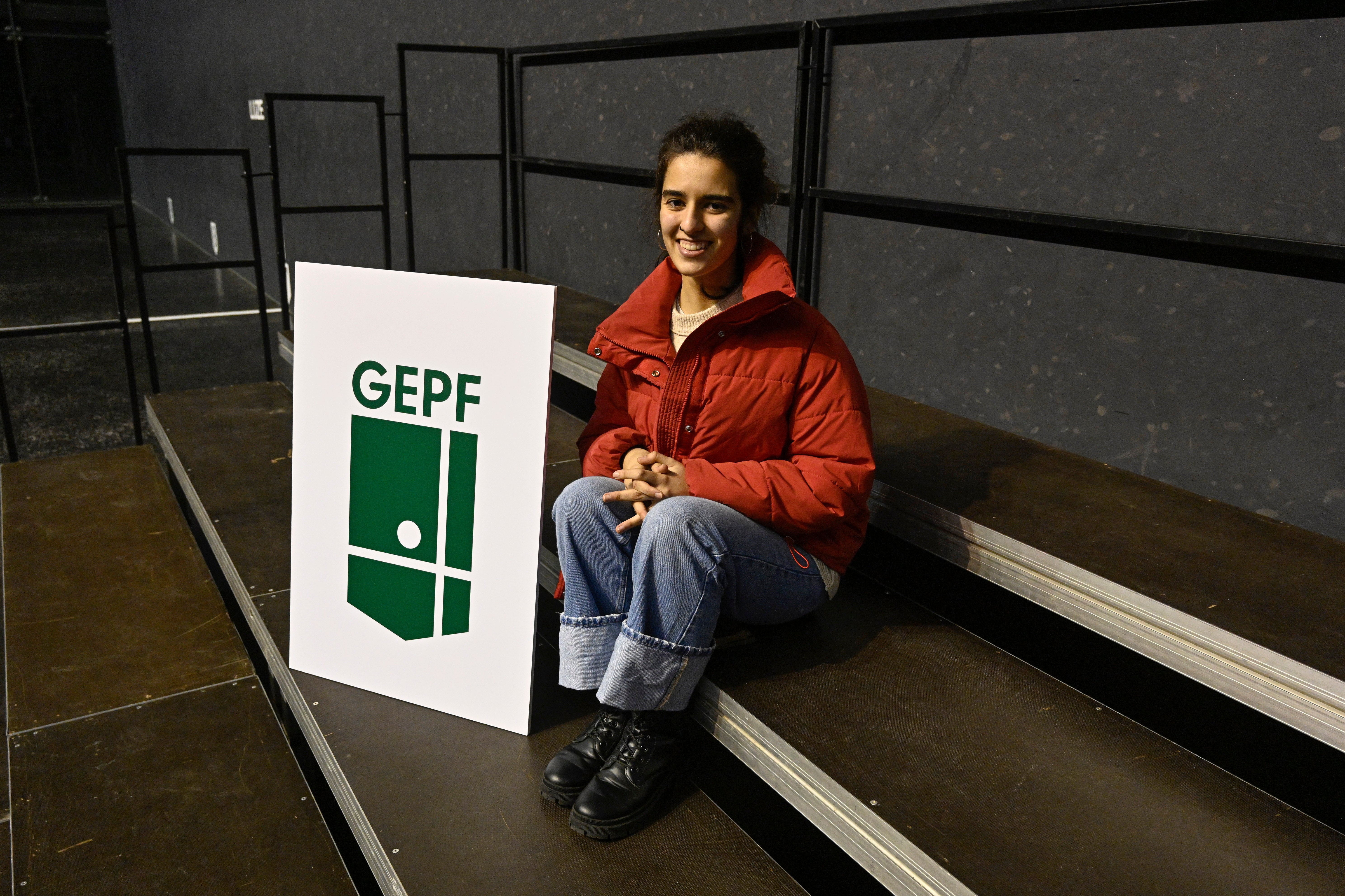 Irati Etxeberria Mateos, con el logo del centenario.