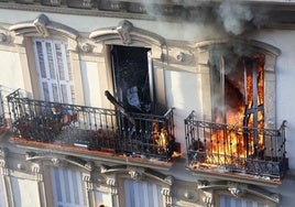 El incendio desatado en el cuarto piso de los números 8 y 10 de la calle San Marcial .