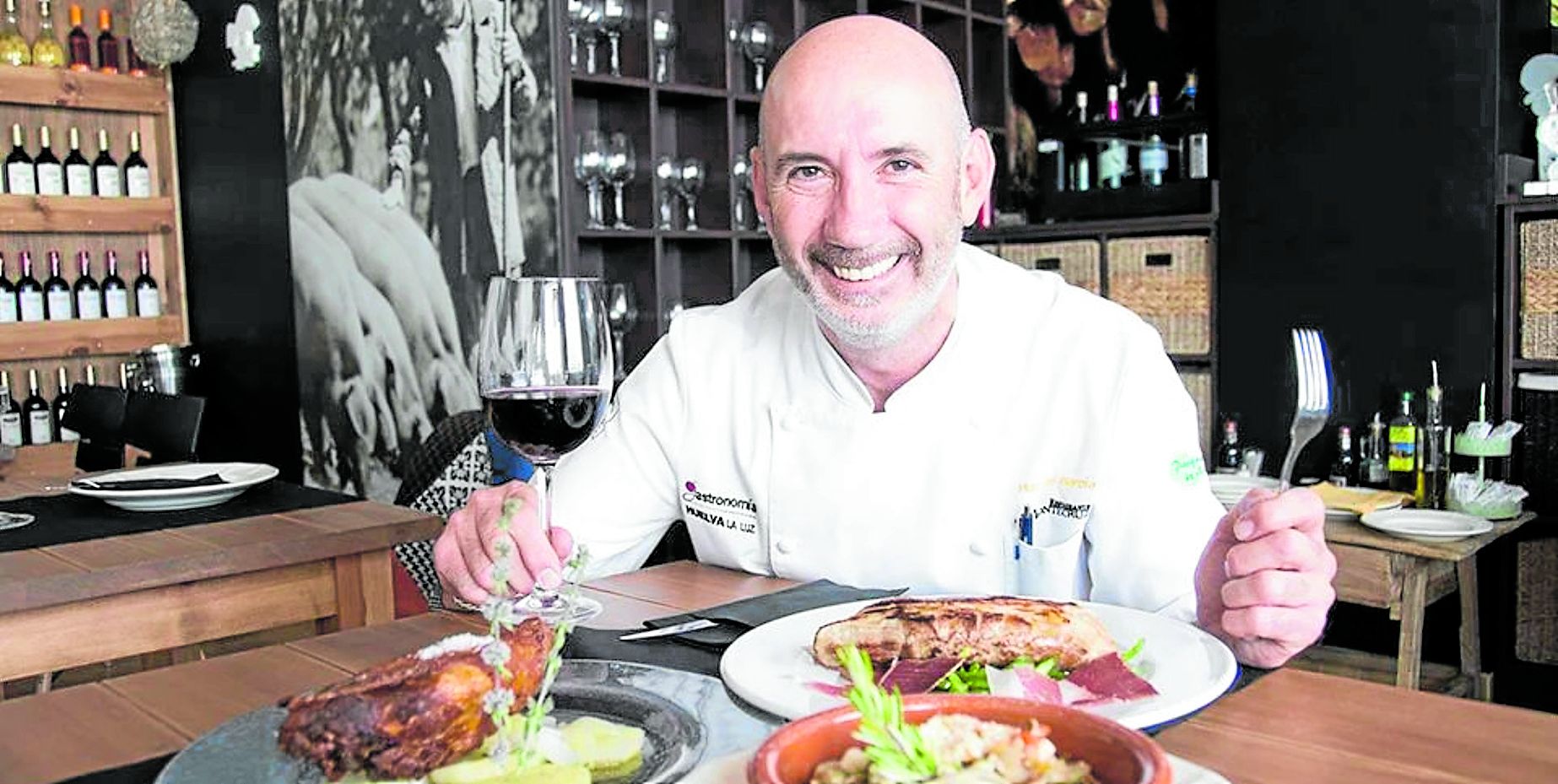 Manolo, capitán del Montecruz onubense, con algunos de los sabrosos platos que ofrecen.