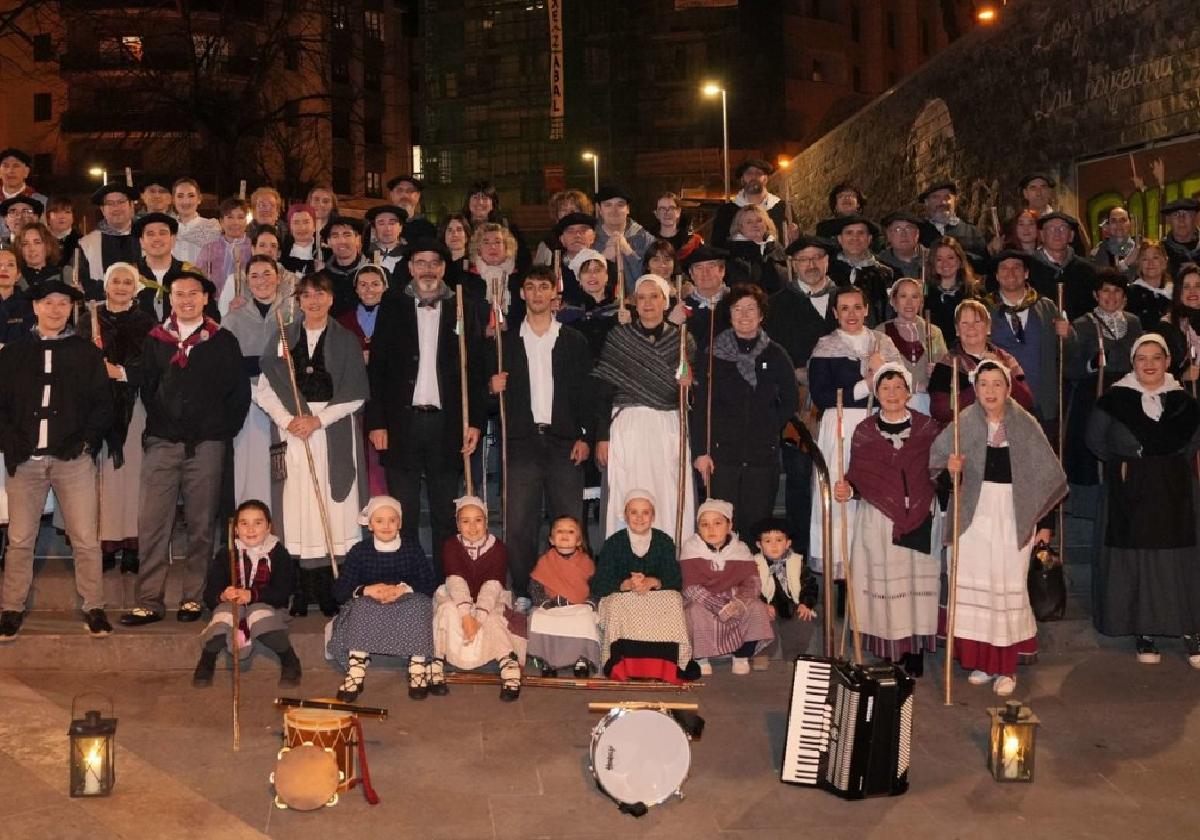 Los componentes del batzoki del Antiguo y allegados posan durante el recorrido por las calles del barrio.