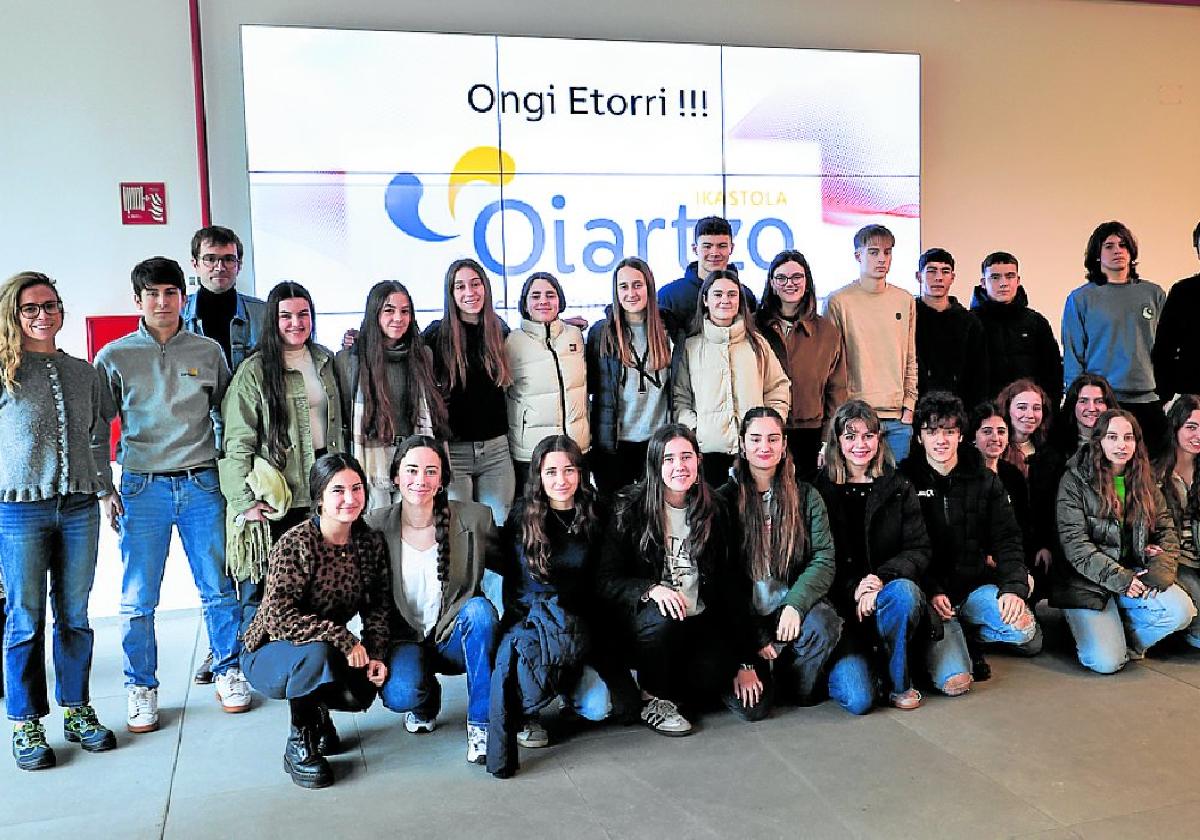 Los alumnos de Oiartzo Ikastola posan durante su visita a ABB-Niessen.