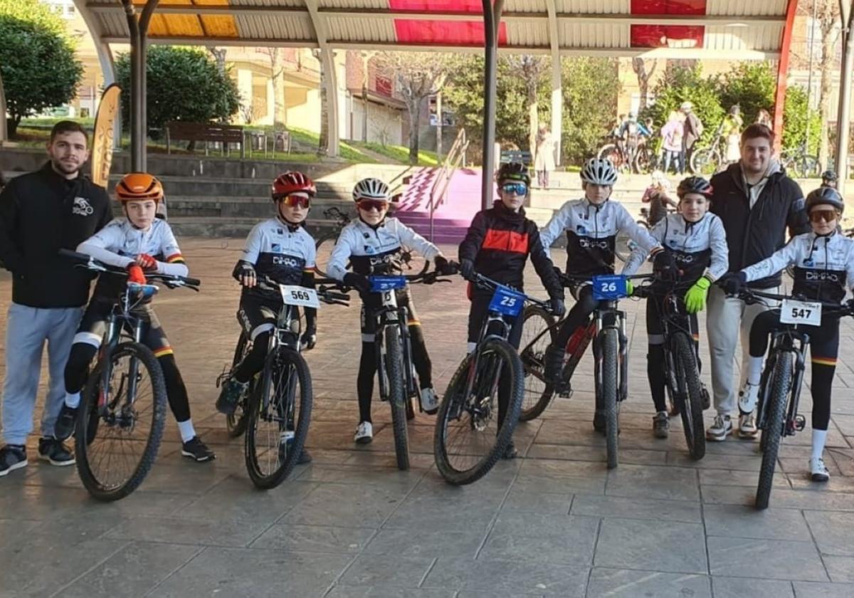 Algunos de los integrantes del Club Ciclista Irunés en la prueba de mountain bike en Lezo.