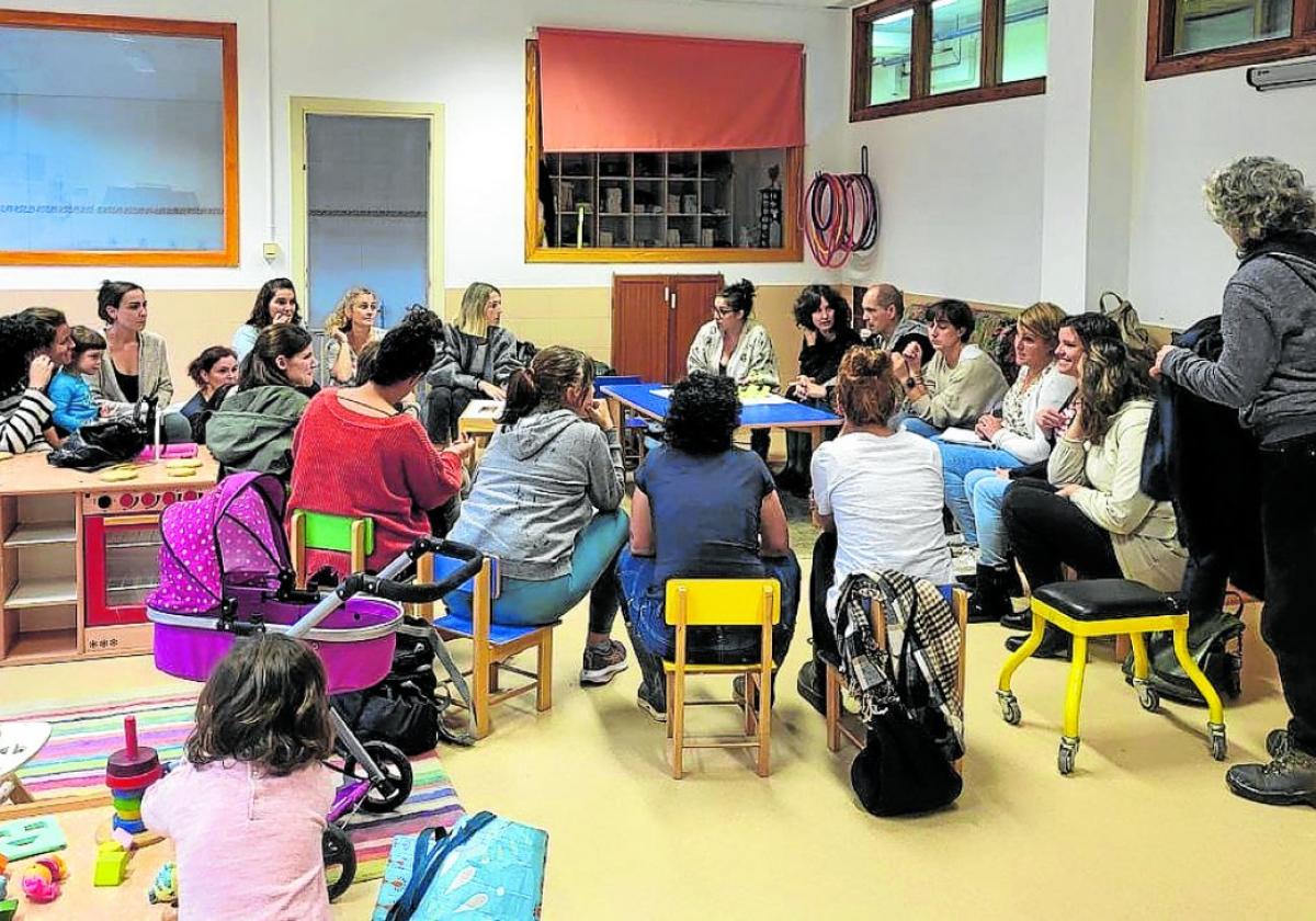 Una reunión de miembros de Hezikuntza llevada a cabo en las aulas de Lezo Herri Eskola.