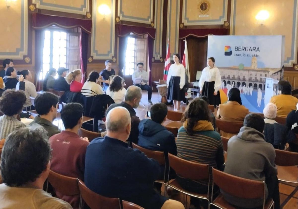 Aurresku durante el acto de recepción en el ayuntamiento a los nuevos vecinos llegados durante 2023.