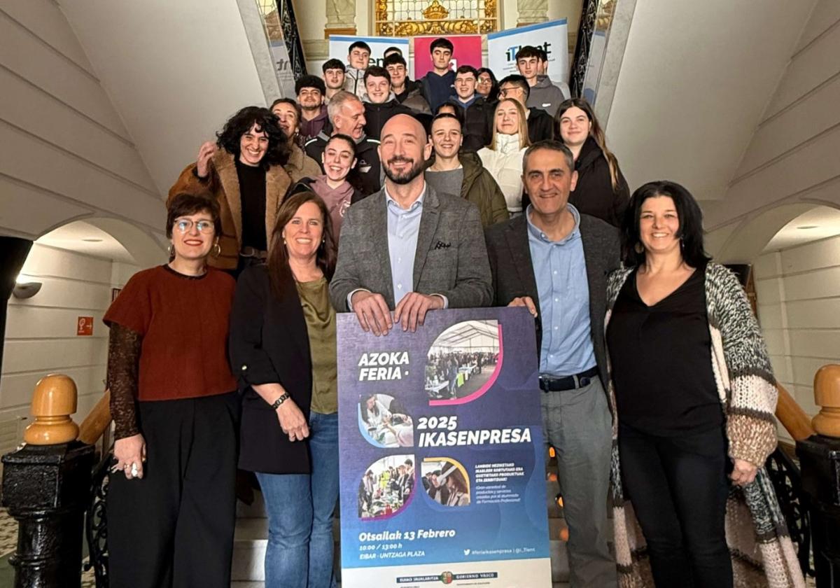 Representantes de las instituciones, de la FP y alumnos presentaron la feria 'Ikasenpresa'.