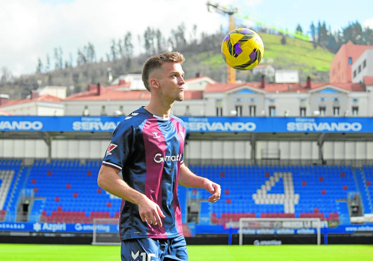 Arnau Comas da sus primeros toques como futbolista oficial del Eibar en su presentación sobre el césped de Ipurua.