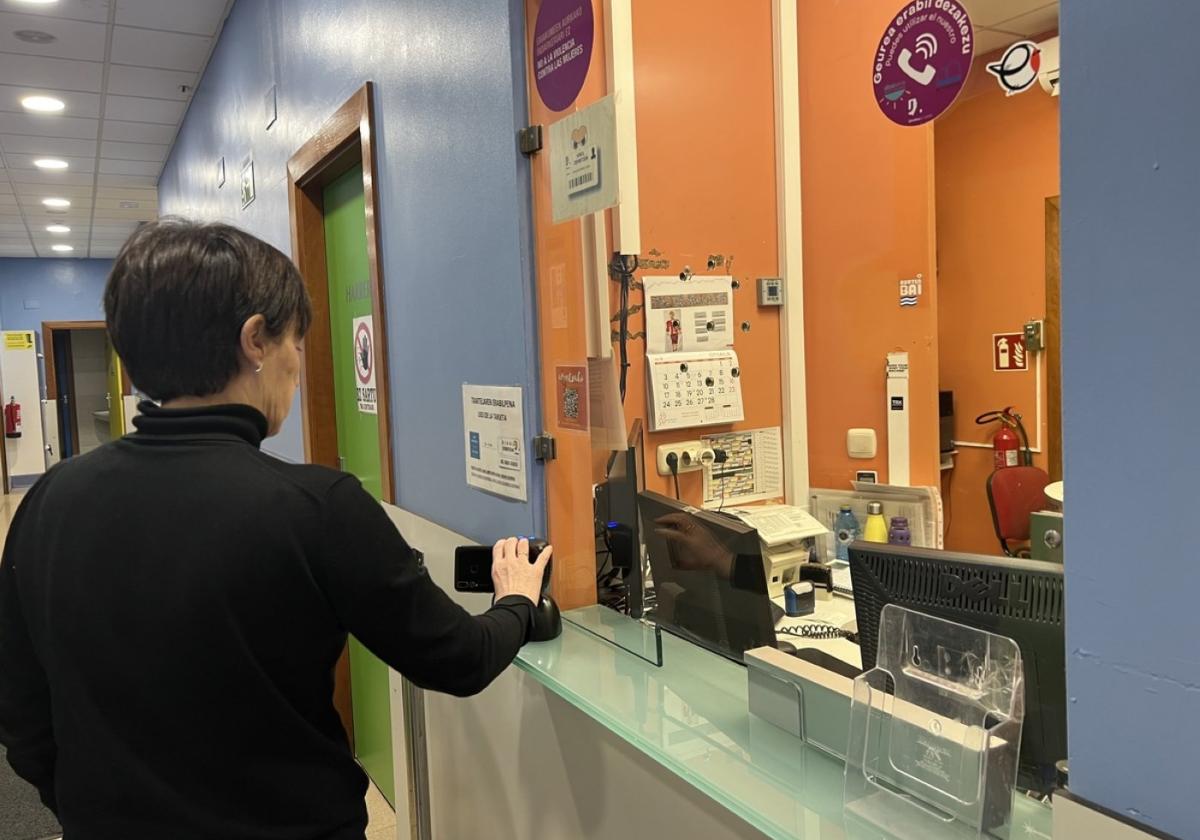 Al igual que con el carné tradicional, se podrá fichar con la tarjeta digital pasando el móvil por el lector.