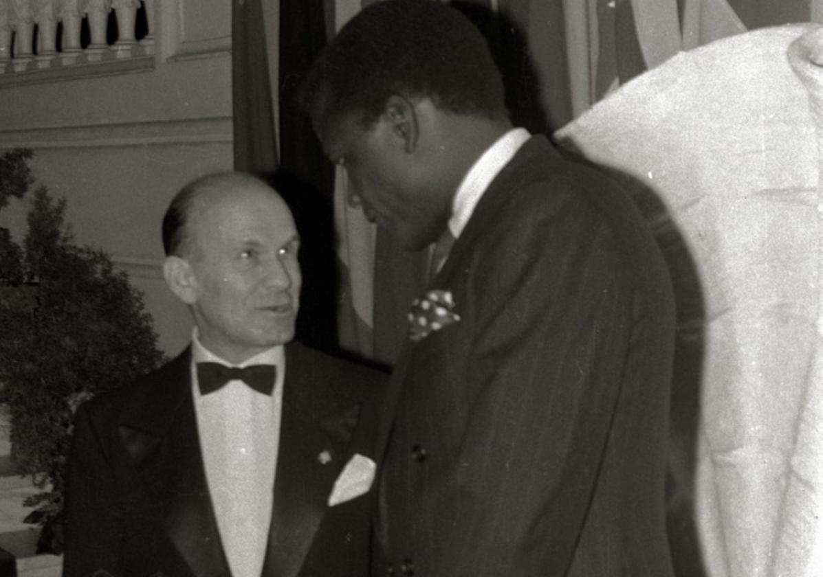 El director del Festival Miguel de Echarri, con Sidney Poitier.