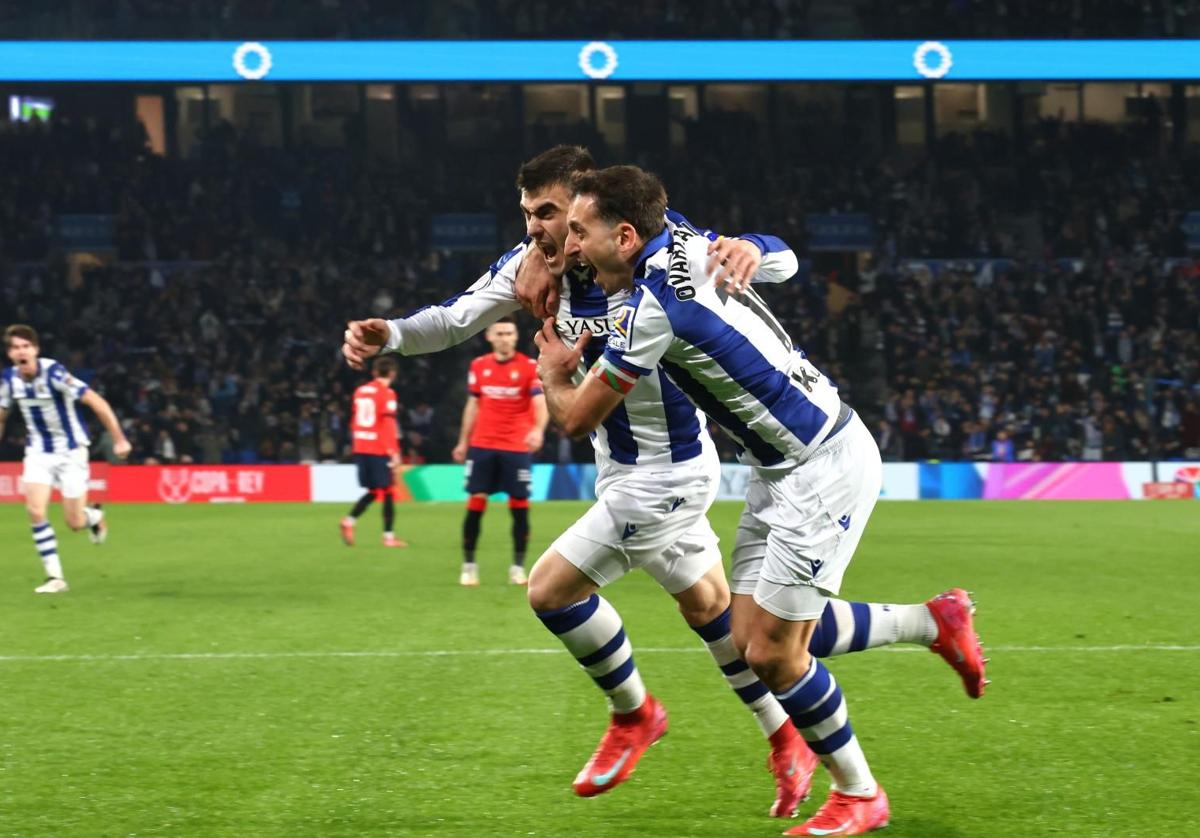 Barrenetxea y Oyarzabal celebran el primer gol de la Real Sociedad ante Osasuna.