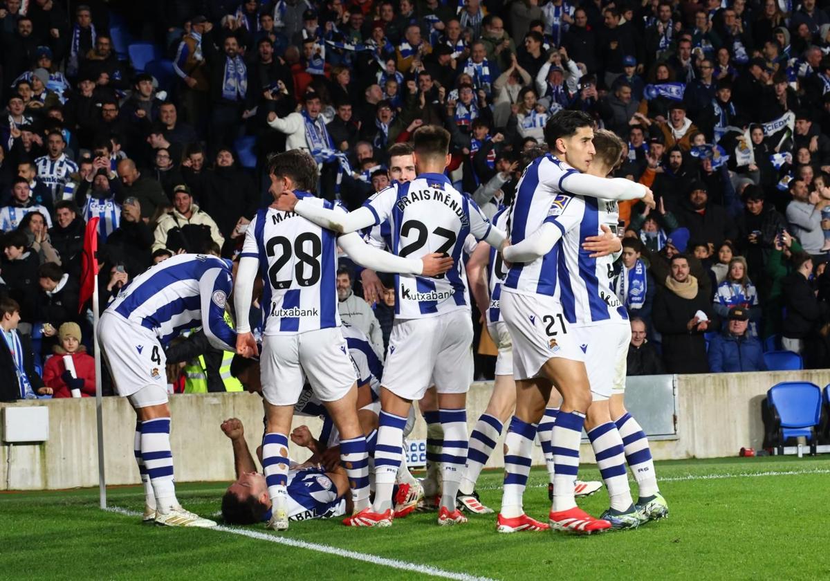 Los jugadores de la Real Sociedad celebran el primer gol ante Osasuna.