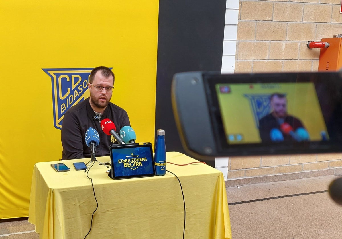 Alex Mozas, entrenador del Bidasoa Irun, en la rueda de prensa ofrecida esta mañana en Artaleku.