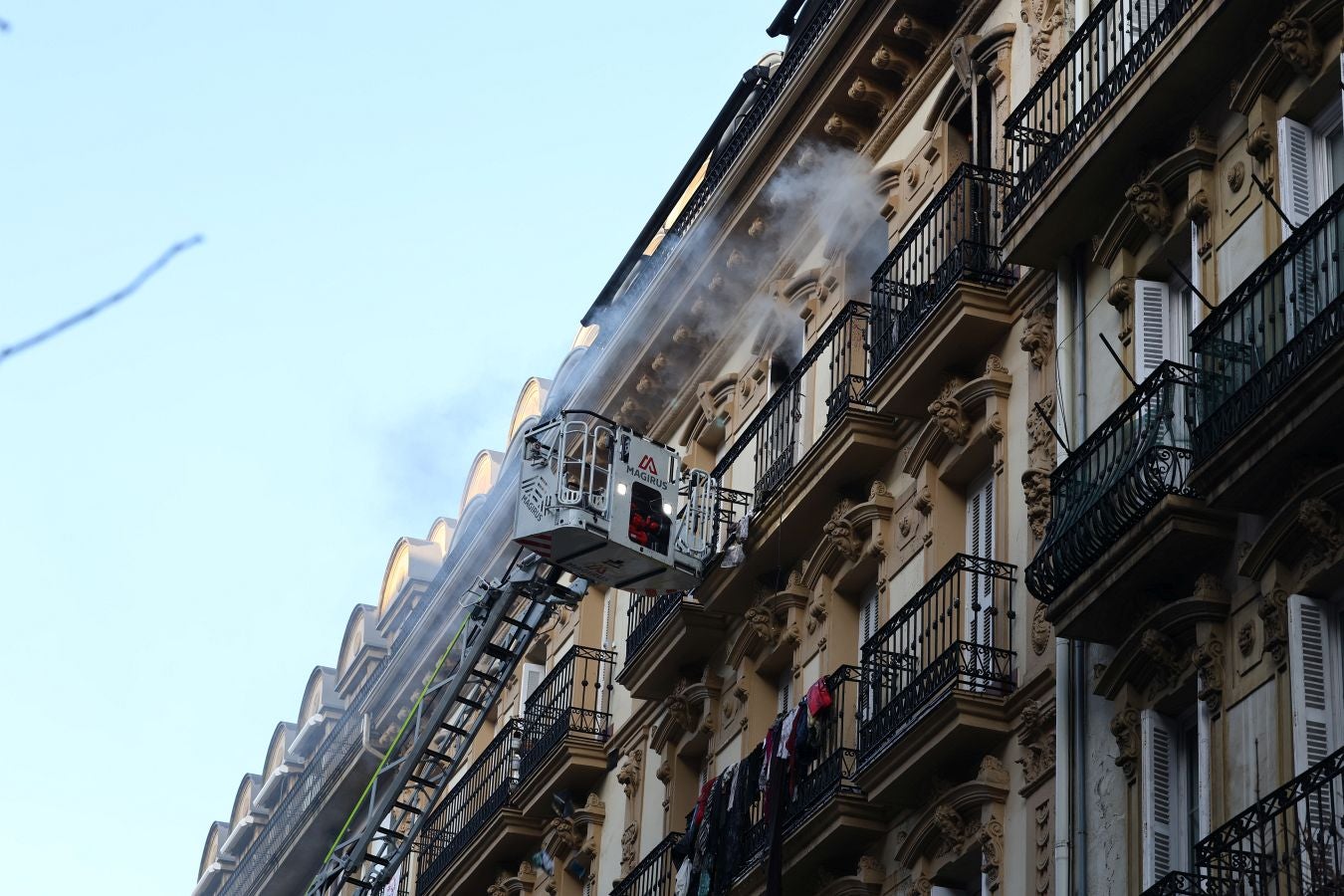 Habitaciones llenas de basura en el interior del piso incendiado