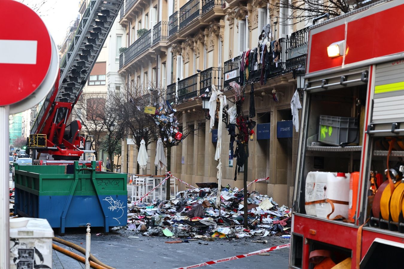 Habitaciones llenas de basura en el interior del piso incendiado