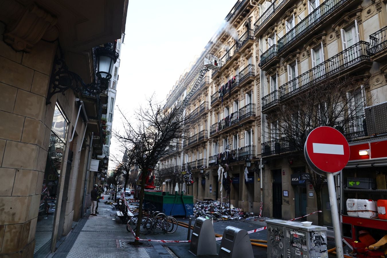 Habitaciones llenas de basura en el interior del piso incendiado