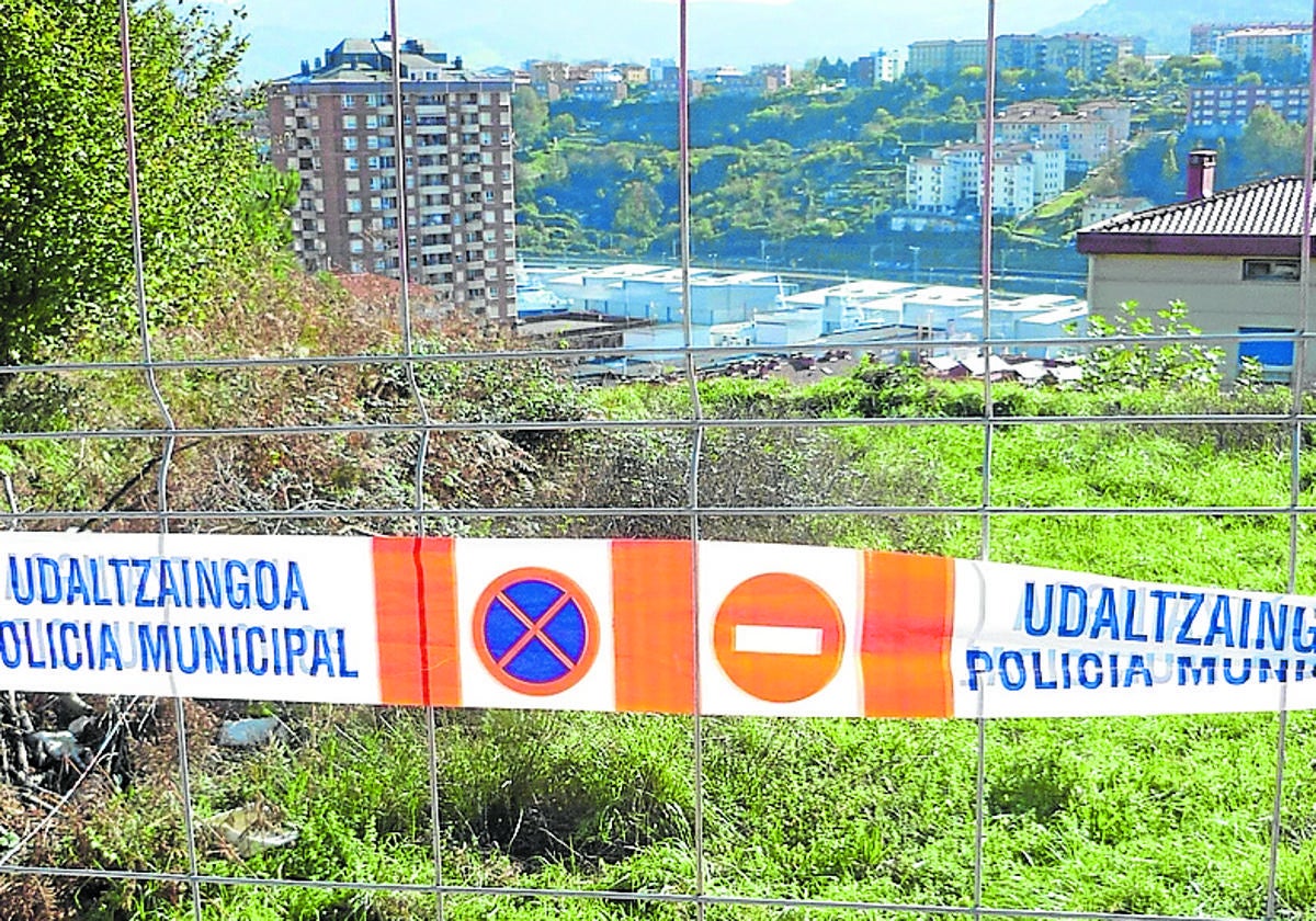 El depósito de agua existente en el barrio de Andonaegi.