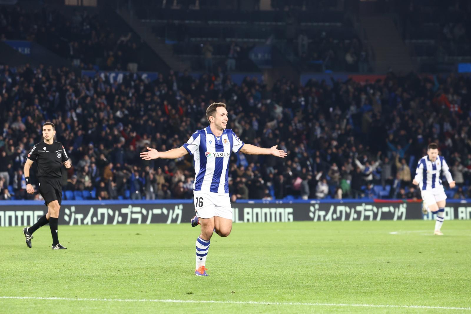 Jon Ander Olasagasti celebra un gol ante el PAOK de Salónica