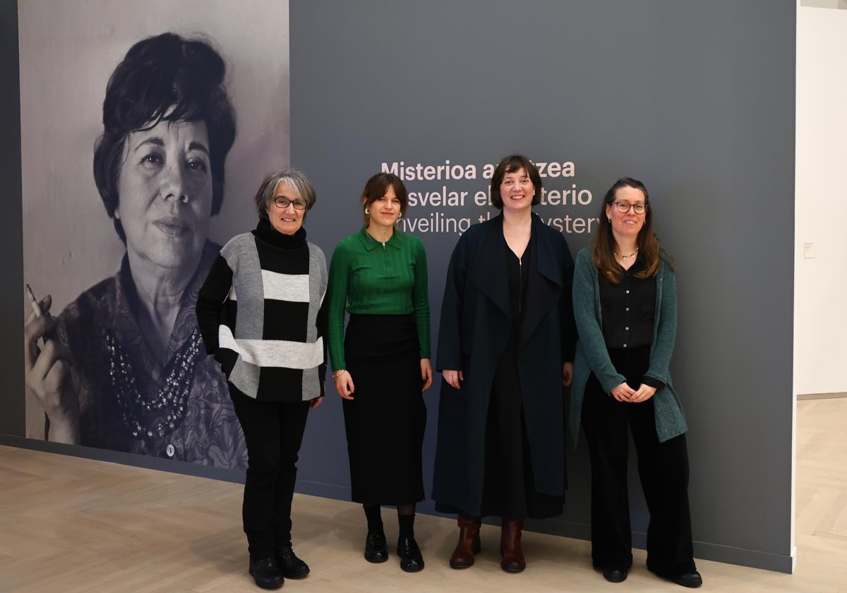 Susana Soto, Ane Lekuona, Ane Abalde y Haizea Barcenilla ante el retrato de María Paz Jiménez que abre la exposición.